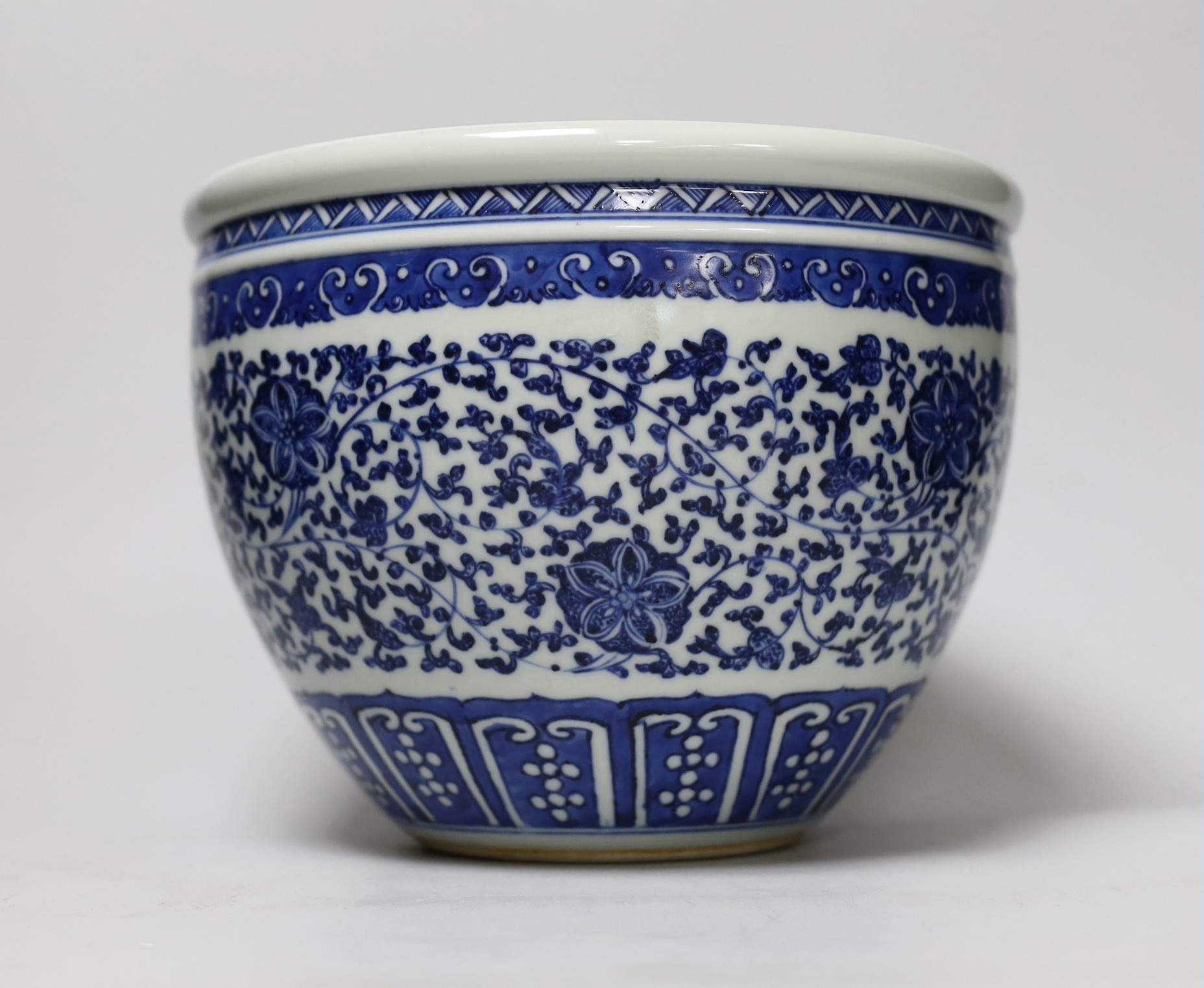 A Chinese blue and white jardiniere, 18cm